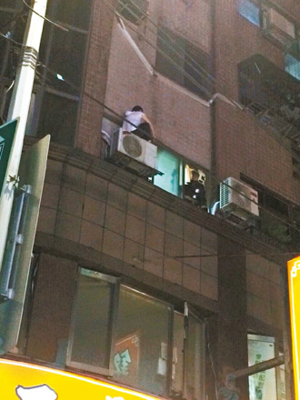 父母凌晨吵架要离婚女孩爬上空调要轻生(图)
