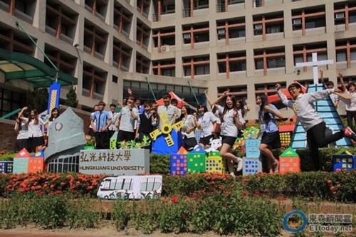 ̨��һ��ѧ��������У��ѧ��ֱ������ü���