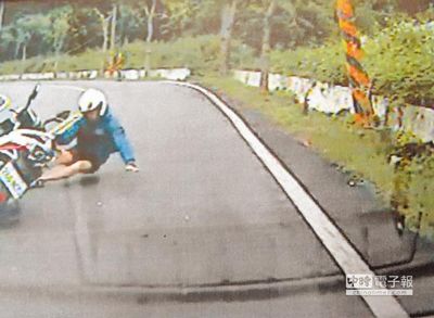 ̨���ѧ���ﳵ���������̫����ˤ��ײ������