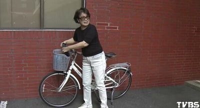 不搭公务车龙应台骑单车到“立法院”备询