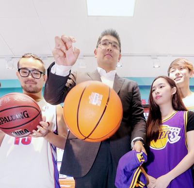 连胜文与球迷看林书豪比赛:本赛季开始支持湖人