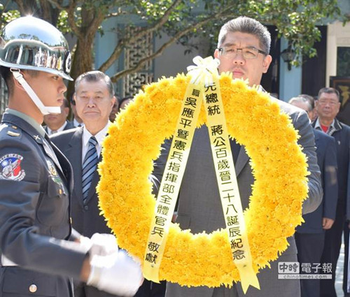 连胜文谒蒋介石陵寝拿错花圈(组图)