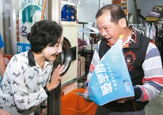 胡志强夫人单手作揖拜票示虔诚曾因车祸失左手