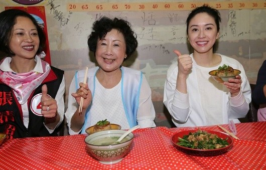 蔡依珊与胡志强夫人扫街拜票品尝台中小吃(图)