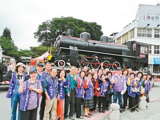 花莲古董火车头“回娘家”铁道迷一路跟拍(图)