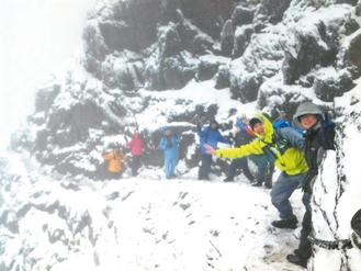 台湾玉山降初雪成为一片银白世界(图)