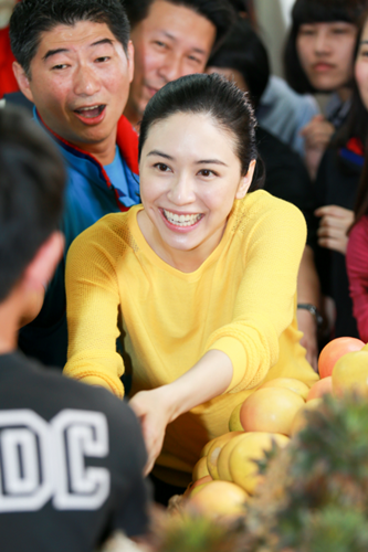 连胜文妻子扫街重视每一票避谈泼硫酸传闻(图)