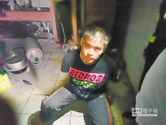 台湾一笨贼开瓦斯拒捕呛倒自己投降(图)
