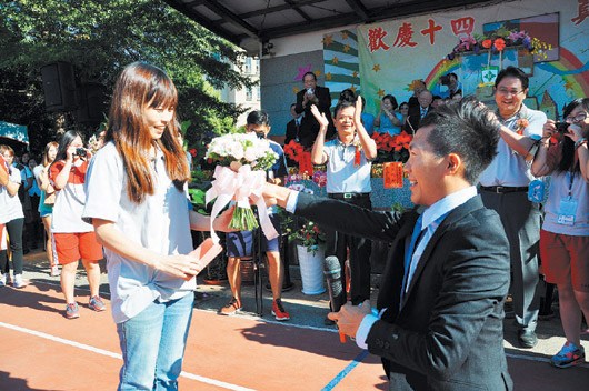 男子校庆日扮吉祥物求婚全校师生大喊“嫁给他”