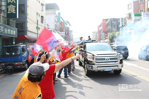 朱立伦新店扫街展吸票实力热情民众列队欢迎(图)