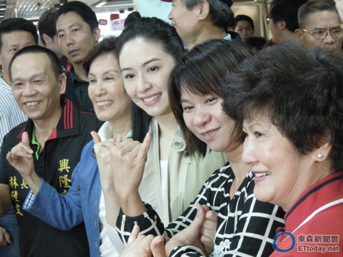 马家姐妹陪蔡依珊扫街看见母亲照片眼眶泛红