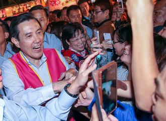 马英九到台南夜市替黄秀霜拉票夸赞东西好吃