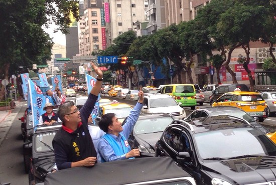 连胜文车队停柯文哲总部门口拜票柯支持者较劲