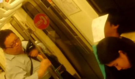 男子台北捷运假睡试温情热心人据纸条提醒到站下车