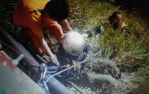 �����ﳵ׹��30����ɽ������ֻ�н�Ť�ˣ�ͼ��