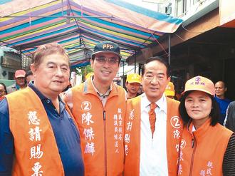 美女不满前男友欠钱不还找干爹砸店泄愤讨债