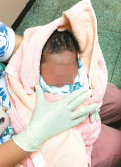 出生没几天女婴被弃摊车上(图)