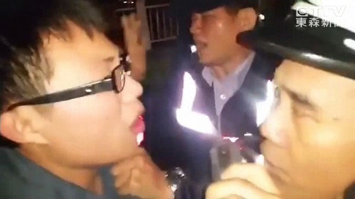 男子求婚太吵警察驱散人群警方对空鸣枪引不满