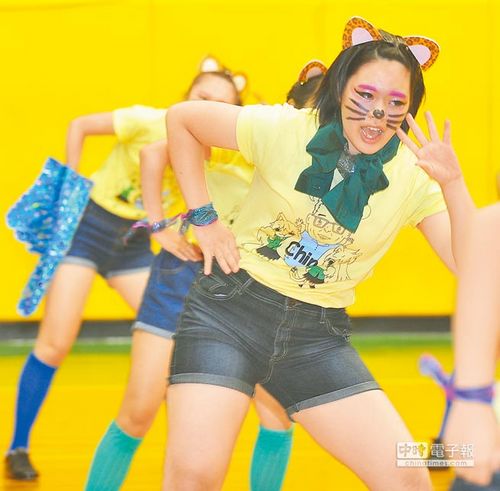 柯文哲女儿扮“猫”热舞动感演出引尖叫(图)