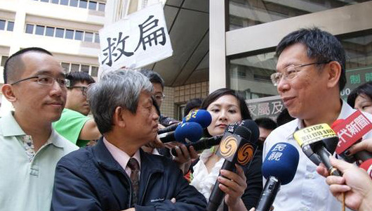 台北市长当选人柯文哲16日下午进监狱探视陈水扁