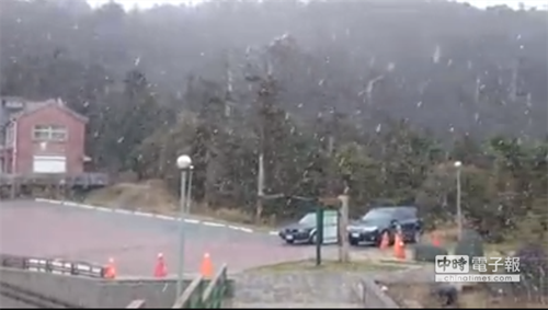 台湾合欢山再度飘雪网友兴奋望组团赏雪(图)