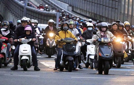 台湾修订交规骑摩托车、开车抽烟或被罚款