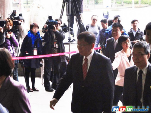柯文哲就职演说6分钟笑称典礼完后立刻脱西装