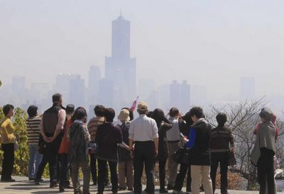 台湾高屏地区空气污染亮红灯民众外出须戴口罩