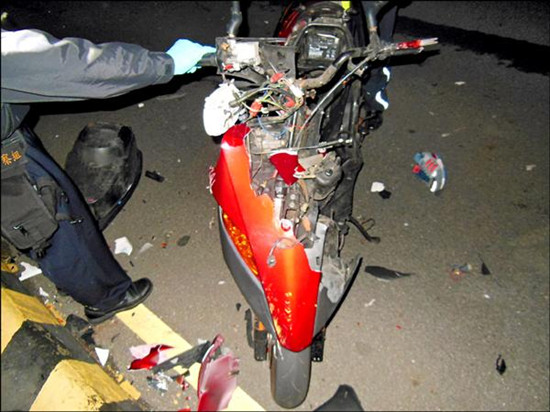 少年与朋友赛车突掉头高速对撞殒命