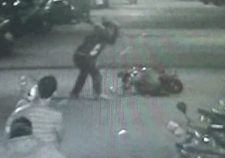 摩托车违停挡家门男子暴怒拿铁槌猛敲狠踹(图)