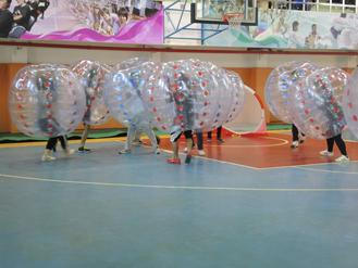 台湾师生体验泡泡足球赛笑料百出越撞越好玩(图)