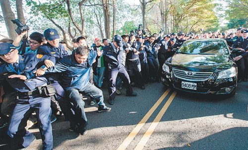陈水扁离开台中监狱狱方叹过去627天都是压力