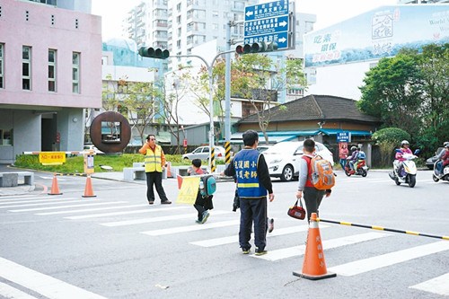 �ҳ���Ů����ѧ�����³����й���·���˱�����