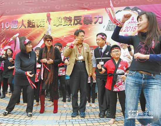 柯文哲被安排跳舞动作逗乐全场突变脸怒斥下属