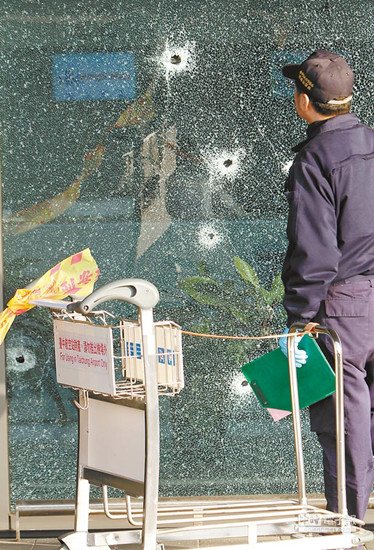 男子机场夺警枪开11下被击毙乘客遭殃臀部中弹
