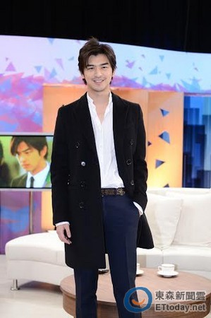陈柏霖、鹿晗同台宣传电影上千粉丝挤会场尖叫