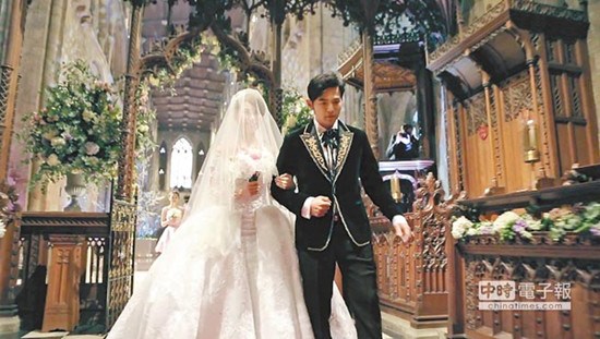 周杰伦婚礼视频公开挽昆凌走红毯同手同脚(图)