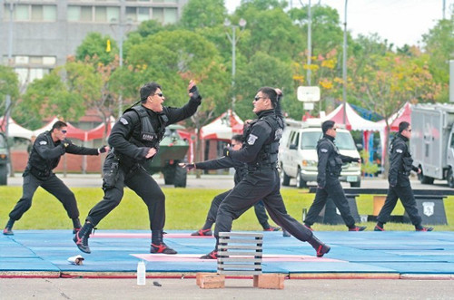 台军野战部队将练搏击加强战斗力(图)