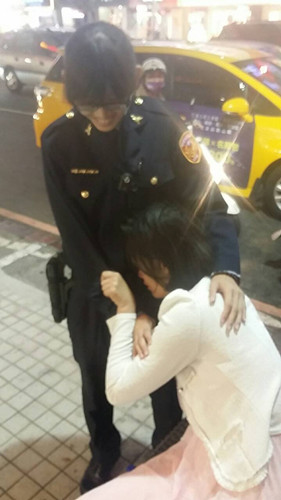 女子自杀只要帅的救见到帅警察主动伸手(图)