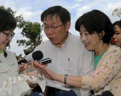 柯文哲夫妇访台北动物园见穿山甲萌宝频称奇(图)