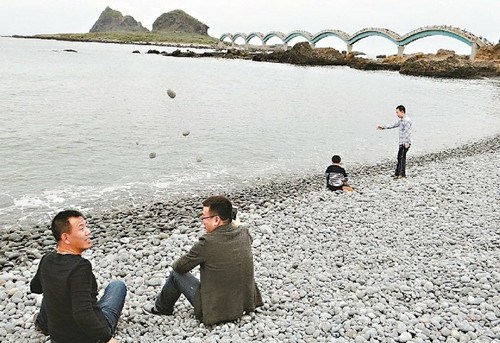 台东三仙台风景区禁捡石两岸游客改玩丢石头(图)