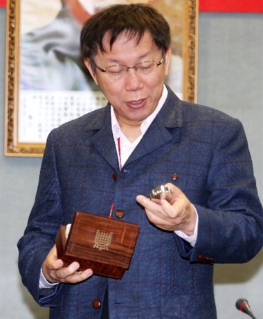 怀表风波台官员学者批柯文哲失礼口无遮拦(图)