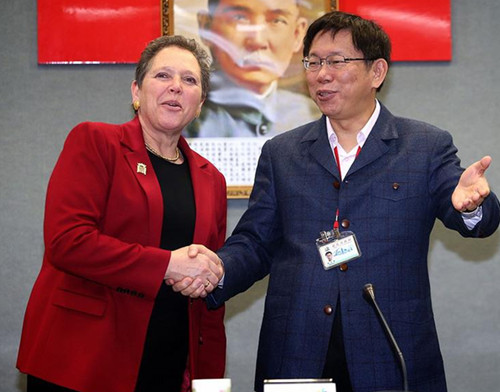 柯文哲又失言被幕僚送去上礼仪课