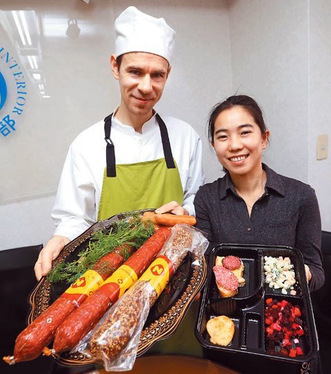 ������ʾ̨����ס����ż��50���˴�½�۰�ռ����