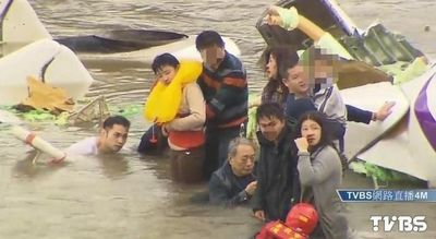 复兴客机坠河:马英九指示全力搜救事故机龄仅1年