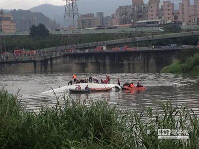复兴客机坠河:台北消防局将出动吊车把机身拉上岸
