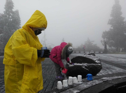 台湾太平山迎初雪游客惊喜堆白雪(图)