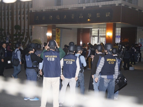 台监狱囚犯挟持事件致两人受伤典狱长自愿当人质