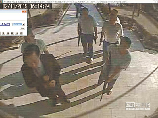 高雄劫狱案典狱长“英雄变狗熊”非自愿当人质