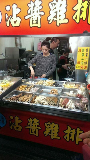 花莲一卖鸡排女子形象清新照片贴出引网友热议